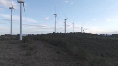 Yenilenebilir enerji kavramı. Günbatımında rüzgar gülleri