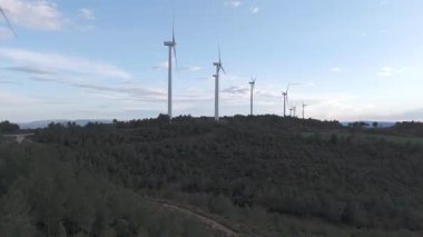 Yenilenebilir enerji kavramı. Günbatımında rüzgar gülleri