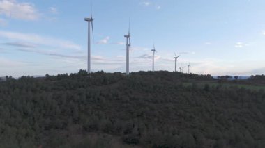 Yenilenebilir enerji kavramı. Günbatımında rüzgar gülleri