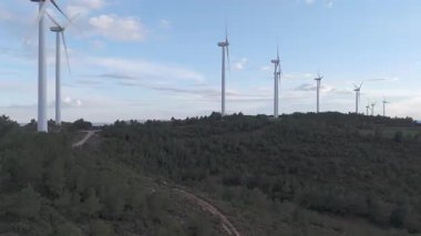 Yenilenebilir enerji kavramı. Günbatımında rüzgar gülleri