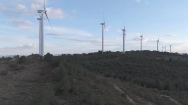 Yenilenebilir enerji kavramı. Günbatımında rüzgar gülleri