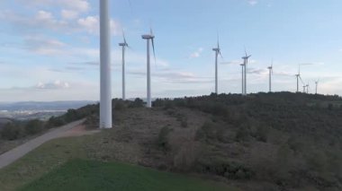 Yenilenebilir enerji kavramı. Günbatımında rüzgar gülleri