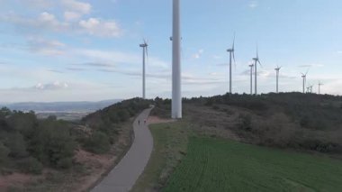 Yenilenebilir enerji kavramı. Günbatımında rüzgar gülleri