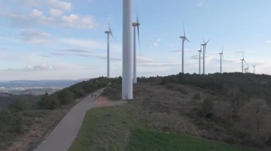 Yenilenebilir enerji kavramı. Günbatımında rüzgar gülleri