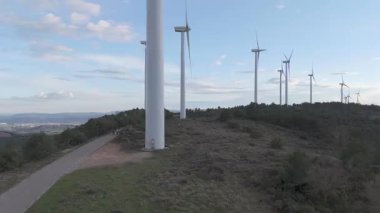 Yenilenebilir enerji kavramı. Günbatımında rüzgar gülleri