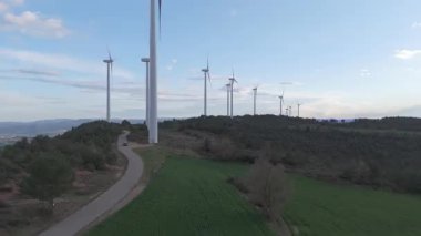 Yenilenebilir enerji kavramı. Günbatımında rüzgar gülleri