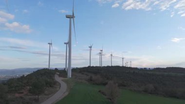 Yenilenebilir enerji kavramı. Günbatımında rüzgar gülleri