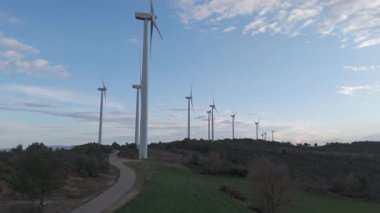 Yenilenebilir enerji kavramı. Günbatımında rüzgar gülleri