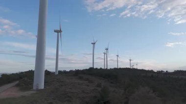 Yenilenebilir enerji kavramı. Günbatımında rüzgar gülleri