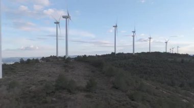 Yenilenebilir enerji kavramı. Günbatımında rüzgar gülleri