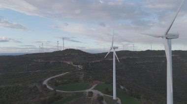 Yenilenebilir enerji kavramı. Günbatımında rüzgar gülleri