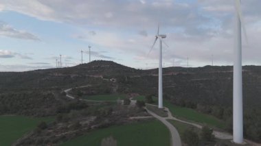 Yenilenebilir enerji kavramı. Günbatımında rüzgar gülleri