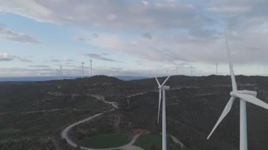 Yenilenebilir enerji kavramı. Günbatımında rüzgar gülleri