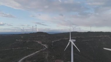 Yenilenebilir enerji kavramı. Günbatımında rüzgar gülleri