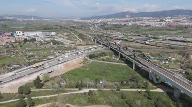Şehrin banliyösündeki otoyolların havadan görüntüsü