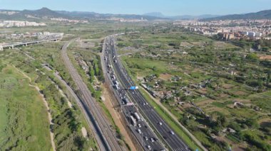 Yavaş çekim videosu. İnsansız hava aracı sürüş arabalarıyla yolları yakalıyor 