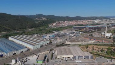 Endüstriyel şehir. Yavaş çekim insansız hava aracı videosu, gündüz şehir hayatı, yollarda arabalar. 