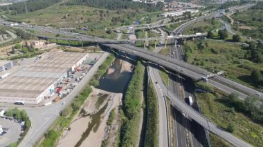 İnsansız hava aracı görüntüleri köprü ve yollarla manzaraları yakalıyor, yavaş çekim videosu 