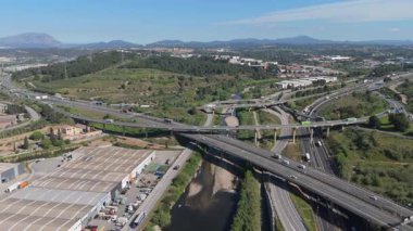 Yavaş çekim videosu. İnsansız hava aracı köprülerde ve yollarda arabaları yakalıyor 