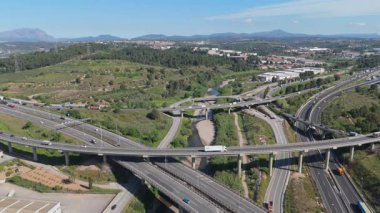 Yavaş çekim videosu. İnsansız hava aracı köprülerde ve yollarda arabaları yakalıyor 