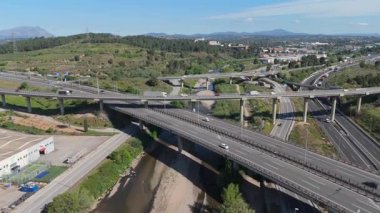 Yavaş çekim videosu. İnsansız hava aracı köprülerde ve yollarda arabaları yakalıyor 