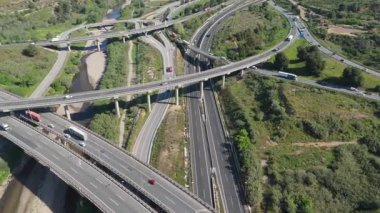 Zaman aşımı drone videosu. Arabalı büyük şehir yolları 