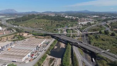 Zaman aşımı drone videosu. Yolları ve hızla geçen arabaları olan sanayi şehri 