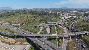 Zaman aşımı drone videosu. Yolları ve hızla geçen arabaları olan sanayi şehri 