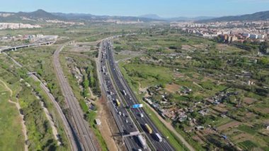 Endüstriyel şehir. gündüz insansız hava aracı videosu arabalarla yolları yakalıyor 