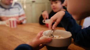 Annenin oğullarıyla kahvaltı ettiği video görüntüleri. Evdeki tahta masada. 