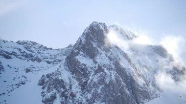 Karla kaplı kayalık dağlar. manzaralı hava aracı görüntüleri 