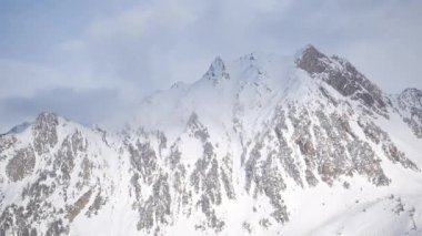 Karla kaplı kayalık dağlar. manzaralı hava aracı görüntüleri 