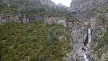 Şelaleli kayalık dağlar uçan insansız hava aracına yakalandı.    