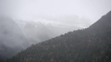 Yağmurlu dağların sisi uçan bir drona yakalandı.  
