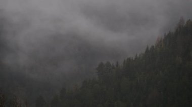 Sisli dağlar. güzel drone videosu