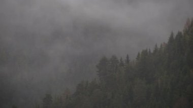 Sisli dağların manzarası bulutlu bir günde drone videosuyla çekildi.
