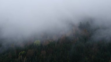 Sisli dağların manzarası bulutlu bir günde drone videosuyla çekildi.