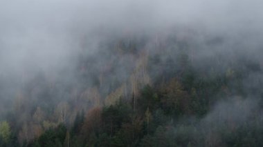 Görkemli, puslu dağlar, insansız hava aracı görüntüleri. 