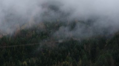 Sisli dağlar bulutlu İHA görüntüleriyle çekiliyor..