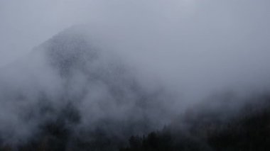 Sisli dağlar bulutlu İHA görüntüleriyle çekiliyor..