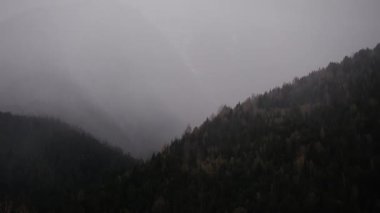 Sisli dağların manzarası bulutlu bir günde drone videosuyla çekildi.