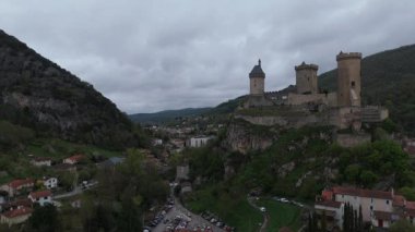 İnsansız hava aracı Avrupa şehir mimarisini yakalıyor. Dağlardaki şato. Foix Şatosu