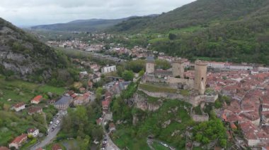 Foix Şatosu. Dağlardaki şato. İnsansız hava aracı Avrupa şehir mimarisini yakalıyor 