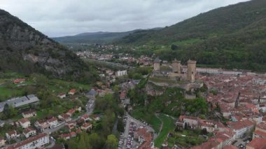 Avrupa tarihi şehir mimarisi, dağlardaki şato. İnsansız hava aracı videosu. Foix Şatosu