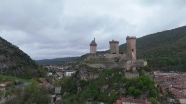 İnsansız hava aracı Avrupa şehir mimarisini yakalıyor. Dağlardaki şato. Foix Şatosu
