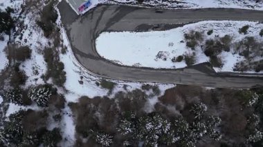 Dağlar yol ve araba manzaralı. Yavaş çekim drone videosu 