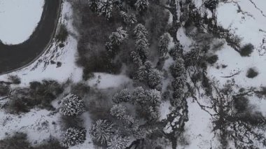 Karlar dağları kapladı. Drone videosu 