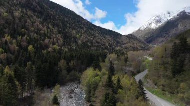 Dağlarda doğa. Akan nehirli arazinin drone videosu 