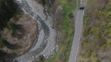 Dağlarda doğa. Akan nehirli arazinin drone videosu 