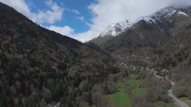 Yollu manzara dağları. Uçan İHA 'da çekilen video.  